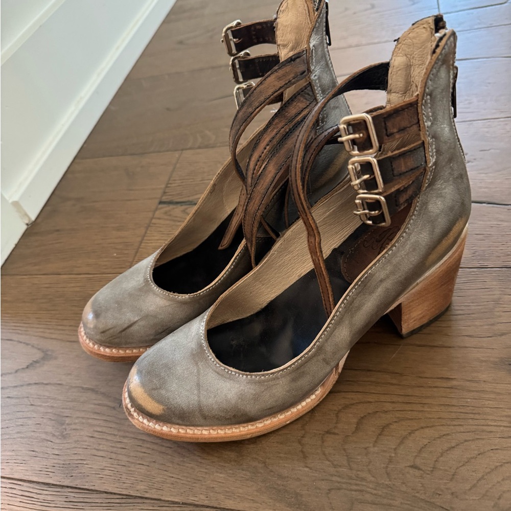 Freebird distressed gray heels